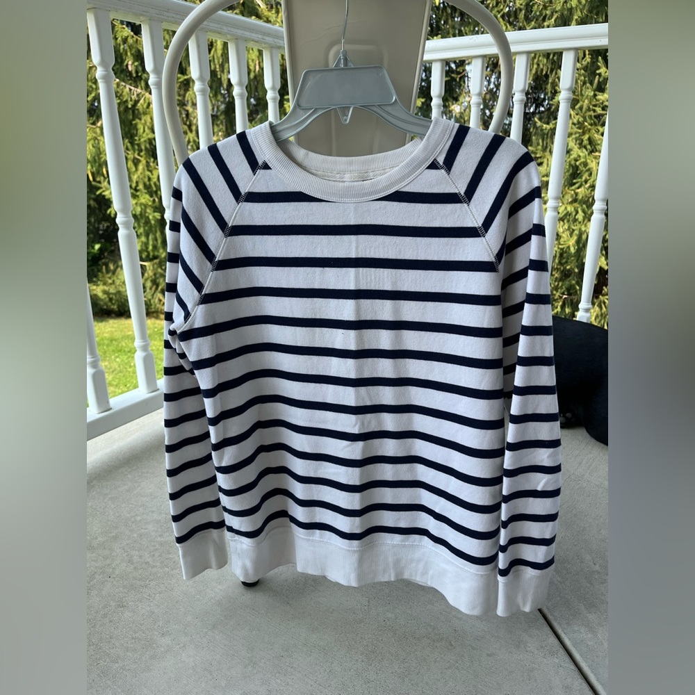 White and blue stripped crewneck